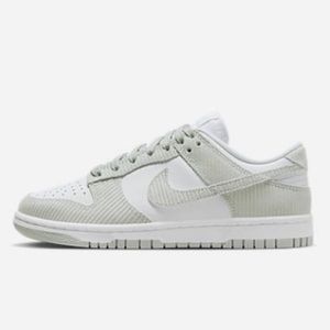 NIKE DUNKS NWOT, worn once. size 8.5